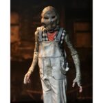 TINY (OVERALLS) THE DEVIL’S REJECTS. Neca lanza la figura articulada de Tiny usando su mono de trabajo con motivo del 20º aniversario de la película de culto de Rob Zombie "The Devil's Rejects" (“Los renegados del diablo” en España) que forma parta de la trilogía protagonizada por la familia Firefly. Esta figura de 18 cm de altura incluye 1x capucha que puede colocarse sobre su cabeza. Se presenta en una caja con ventana apta para exhibición. Ideal para exponer con BABY FIREFLY (BROWN DRESS) THE DEVIL’S REJECTS (se venden por separado).