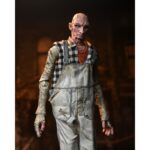TINY (OVERALLS) THE DEVIL’S REJECTS. Neca lanza la figura articulada de Tiny usando su mono de trabajo con motivo del 20º aniversario de la película de culto de Rob Zombie "The Devil's Rejects" (“Los renegados del diablo” en España) que forma parta de la trilogía protagonizada por la familia Firefly. Esta figura de 18 cm de altura incluye 1x capucha que puede colocarse sobre su cabeza. Se presenta en una caja con ventana apta para exhibición. Ideal para exponer con BABY FIREFLY (BROWN DRESS) THE DEVIL’S REJECTS (se venden por separado).