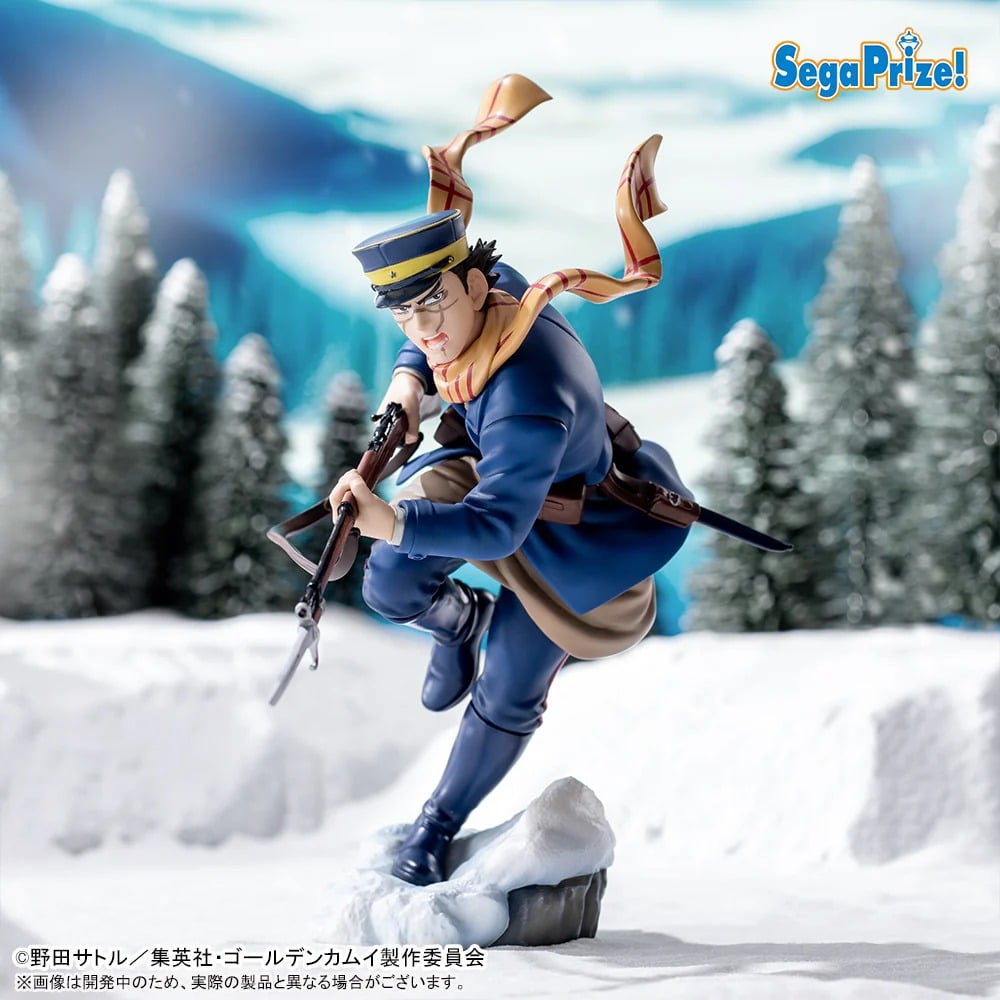 Saichi sugimoto golden kamuy xross link.  saichi sugimoto, apodado «sugimoto el inmortal», es un personaje clave en golden kamuy que encarna la determinación y el instinto de supervivencia en estado puro. Veterano de la guerra ruso-japonesa, se lanza de cabeza a una mortal búsqueda del tesoro por la helada hokkaido, impulsado por una promesa que le hizo a un compañero caído. Esta figura lo captura en pleno movimiento, con una rodilla doblada, rifle en mano, listo para atacar. Su mirada aguda y su postura tensa transmiten la urgencia de la batalla. La bufanda amarilla que ondea añade un toque de dinamismo a la escena, por lo demás gélida. El diseño se mantiene fiel al original: uniforme militar azul, cinturón de equipo, botas resistentes y rifle con detalles muy precisos. Cada elemento, desde su expresión concentrada hasta la textura de su abrigo, refleja el mundo duro y realista de golden kamuy. Se encuentra sobre una base cubierta de nieve, lo que lo ancla al terreno helado. Con una altura de unos 13 cm, esta figura de pvc de la colección xross link de sega destaca el espíritu inquebrantable de sugimoto. Pequeña pero intensa, es una gran adición a cualquier exposición de golden kamuy.
