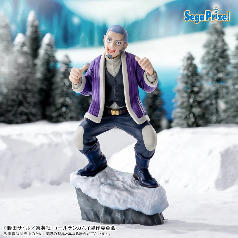Yoshitake shiraishi golden kamuy xross link. Yoshitake shiraishi, conocido como el «rey del escape», aporta ingenio y ligereza a golden kamuy, añadiendo un giro inteligente a la búsqueda del tesoro de alto riesgo. Su habilidad para escapar de las situaciones más imposibles lo convierte en un aliado impredecible pero esencial en la carrera por el oro ainu. Esta figura captura a shiraishi en un entorno nevado, fiel al ambiente de la serie. Con los puños en alto, una amplia sonrisa y un brillo travieso en los ojos, parece dispuesto a burlar tanto a los elementos como a sus enemigos. Su pose animada refleja a la perfección su naturaleza esquiva y excéntrica. Shiraishi lleva su característico abrigo a rayas moradas, abierto sobre una camisa abotonada y un chaleco oscuro. Sus pantalones azules y sus robustas botas realzan su aspecto de viajero ingenioso. La base esculpida se asemeja a una losa de roca nevada, anclando la figura en la helada naturaleza salvaje de hokkaido. Con una altura de unos 14 cm, esta figura de pvc de la colección xross link de sega está llena de personalidad. Pequeña pero expresiva, captura la energía audaz de shiraishi con humor y precisión.