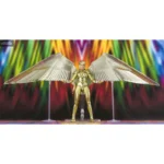 WONDER WOMAN 84 S.H. FIGUARTS GOLDEN AMOR. Tamashii Nations presenta la nueva figura de Wonder Woman con su armadura dorada, de la nueva película Wonder Woman WW84 para la coleccción S.H. Figuarts. La figura articulada de unos 15 cm incluye una base para soportar sus alas en pose dinámica, además de una cabeza opcional, tres pares de manos opcionales, un Lazo de la Verdad enrrollado que se puede mostrar en su cinturón y un Lazo de la Verdad estirado por encima de su cabeza. También incluye una base soporte para exposición.