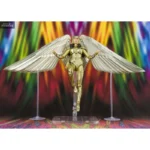 WONDER WOMAN 84 S.H. FIGUARTS GOLDEN AMOR. Tamashii Nations presenta la nueva figura de Wonder Woman con su armadura dorada, de la nueva película Wonder Woman WW84 para la coleccción S.H. Figuarts. La figura articulada de unos 15 cm incluye una base para soportar sus alas en pose dinámica, además de una cabeza opcional, tres pares de manos opcionales, un Lazo de la Verdad enrrollado que se puede mostrar en su cinturón y un Lazo de la Verdad estirado por encima de su cabeza. También incluye una base soporte para exposición.