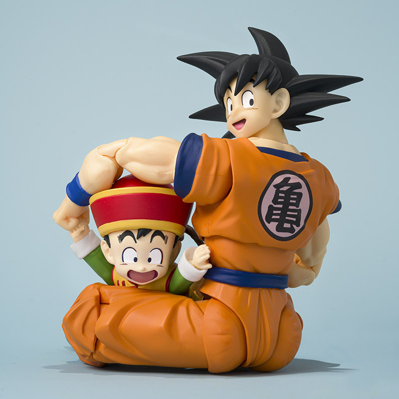 Son goku and son gohan kid & kintoun dragon ball z sh figuarts. Este set te trae a son goku tal como aparece en la saga saiyan , con su icónico kame-sen-ryu gi. Junto a él, vienen son gohan y la querida nube de nimbus , lo que convierte a este trío en un imprescindible. Con una amplia gama de partes faciales intercambiables, puedes recrear innumerables momentos memorables del anime, desde la dinámica escena de apertura hasta muchos de sus momentos más llamativos.