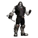 LOBO DELUXE VERSION DYNAMIC 8CTION HEROES DC COMICS. En el Universo DC, Lobo es el caos encarnado. Este cazarrecompensas intergaláctico, con su estética motera exagerada, se ríe de las reglas, los héroes, los dioses y la lógica. Brutal, irreverente e involuntariamente divertido, solo sigue una regla: la suya propia. Este antihéroe de culto cobra vida aquí en una figura que hace justicia a su cruda leyenda. La figura Deluxe captura a la perfección el aspecto icónico de Lobo: torso macizo, brazos musculosos, pantalones negros y chaleco sin mangas de imitación de cuero. Las botas reforzadas, las rodilleras detalladas, el cinturón con hebilla de calavera y su pulsera de cadena metálica refuerzan su estilo heavy metal y guerrero de la carretera. Su rostro pálido, sus ojos rojos y sus largas rastas negras completan su inconfundible silueta. Repleta de accesorios, entre los que se incluyen un gancho metálico, manos intercambiables, dos armas futuristas y su fiel bulldog, esta edición ofrece una amplia gama de opciones de exposición. Cada elemento esculpido está repleto de textura, desde los pliegues de su ropa hasta los finos detalles de las botas blindadas. Con una altura aproximada de 23 cm a escala 1/9, esta figura articulada forma parte de la línea Dynamic 8ction Heroes de Beast Kingdom. Cuenta con acabados de primera calidad, una excelente posabilidad y un nivel de detalle que la convierte en una pieza imprescindible tanto para coleccionistas como para fans del Main Man.