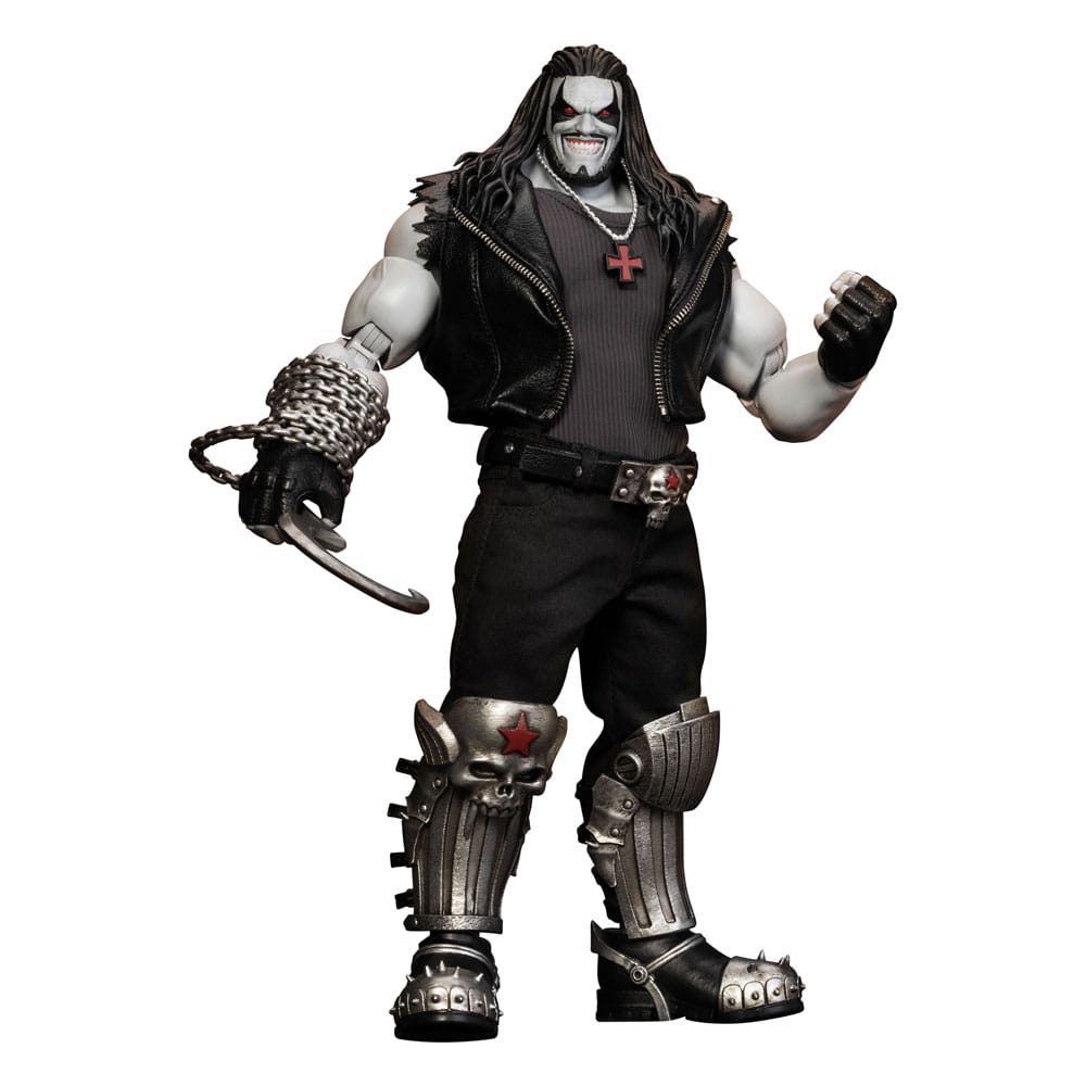 LOBO DELUXE VERSION DYNAMIC 8CTION HEROES DC COMICS. En el Universo DC, Lobo es el caos encarnado. Este cazarrecompensas intergaláctico, con su estética motera exagerada, se ríe de las reglas, los héroes, los dioses y la lógica. Brutal, irreverente e involuntariamente divertido, solo sigue una regla: la suya propia. Este antihéroe de culto cobra vida aquí en una figura que hace justicia a su cruda leyenda. La figura Deluxe captura a la perfección el aspecto icónico de Lobo: torso macizo, brazos musculosos, pantalones negros y chaleco sin mangas de imitación de cuero. Las botas reforzadas, las rodilleras detalladas, el cinturón con hebilla de calavera y su pulsera de cadena metálica refuerzan su estilo heavy metal y guerrero de la carretera. Su rostro pálido, sus ojos rojos y sus largas rastas negras completan su inconfundible silueta. Repleta de accesorios, entre los que se incluyen un gancho metálico, manos intercambiables, dos armas futuristas y su fiel bulldog, esta edición ofrece una amplia gama de opciones de exposición. Cada elemento esculpido está repleto de textura, desde los pliegues de su ropa hasta los finos detalles de las botas blindadas. Con una altura aproximada de 23 cm a escala 1/9, esta figura articulada forma parte de la línea Dynamic 8ction Heroes de Beast Kingdom. Cuenta con acabados de primera calidad, una excelente posabilidad y un nivel de detalle que la convierte en una pieza imprescindible tanto para coleccionistas como para fans del Main Man.