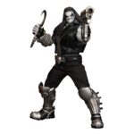 LOBO DELUXE VERSION DYNAMIC 8CTION HEROES DC COMICS. En el Universo DC, Lobo es el caos encarnado. Este cazarrecompensas intergaláctico, con su estética motera exagerada, se ríe de las reglas, los héroes, los dioses y la lógica. Brutal, irreverente e involuntariamente divertido, solo sigue una regla: la suya propia. Este antihéroe de culto cobra vida aquí en una figura que hace justicia a su cruda leyenda. La figura Deluxe captura a la perfección el aspecto icónico de Lobo: torso macizo, brazos musculosos, pantalones negros y chaleco sin mangas de imitación de cuero. Las botas reforzadas, las rodilleras detalladas, el cinturón con hebilla de calavera y su pulsera de cadena metálica refuerzan su estilo heavy metal y guerrero de la carretera. Su rostro pálido, sus ojos rojos y sus largas rastas negras completan su inconfundible silueta. Repleta de accesorios, entre los que se incluyen un gancho metálico, manos intercambiables, dos armas futuristas y su fiel bulldog, esta edición ofrece una amplia gama de opciones de exposición. Cada elemento esculpido está repleto de textura, desde los pliegues de su ropa hasta los finos detalles de las botas blindadas. Con una altura aproximada de 23 cm a escala 1/9, esta figura articulada forma parte de la línea Dynamic 8ction Heroes de Beast Kingdom. Cuenta con acabados de primera calidad, una excelente posabilidad y un nivel de detalle que la convierte en una pieza imprescindible tanto para coleccionistas como para fans del Main Man.