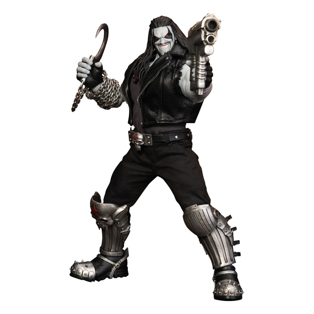 LOBO DELUXE VERSION DYNAMIC 8CTION HEROES DC COMICS. En el Universo DC, Lobo es el caos encarnado. Este cazarrecompensas intergaláctico, con su estética motera exagerada, se ríe de las reglas, los héroes, los dioses y la lógica. Brutal, irreverente e involuntariamente divertido, solo sigue una regla: la suya propia. Este antihéroe de culto cobra vida aquí en una figura que hace justicia a su cruda leyenda. La figura Deluxe captura a la perfección el aspecto icónico de Lobo: torso macizo, brazos musculosos, pantalones negros y chaleco sin mangas de imitación de cuero. Las botas reforzadas, las rodilleras detalladas, el cinturón con hebilla de calavera y su pulsera de cadena metálica refuerzan su estilo heavy metal y guerrero de la carretera. Su rostro pálido, sus ojos rojos y sus largas rastas negras completan su inconfundible silueta. Repleta de accesorios, entre los que se incluyen un gancho metálico, manos intercambiables, dos armas futuristas y su fiel bulldog, esta edición ofrece una amplia gama de opciones de exposición. Cada elemento esculpido está repleto de textura, desde los pliegues de su ropa hasta los finos detalles de las botas blindadas. Con una altura aproximada de 23 cm a escala 1/9, esta figura articulada forma parte de la línea Dynamic 8ction Heroes de Beast Kingdom. Cuenta con acabados de primera calidad, una excelente posabilidad y un nivel de detalle que la convierte en una pieza imprescindible tanto para coleccionistas como para fans del Main Man.