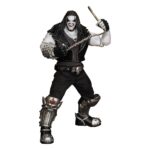 LOBO DELUXE VERSION DYNAMIC 8CTION HEROES DC COMICS. En el Universo DC, Lobo es el caos encarnado. Este cazarrecompensas intergaláctico, con su estética motera exagerada, se ríe de las reglas, los héroes, los dioses y la lógica. Brutal, irreverente e involuntariamente divertido, solo sigue una regla: la suya propia. Este antihéroe de culto cobra vida aquí en una figura que hace justicia a su cruda leyenda. La figura Deluxe captura a la perfección el aspecto icónico de Lobo: torso macizo, brazos musculosos, pantalones negros y chaleco sin mangas de imitación de cuero. Las botas reforzadas, las rodilleras detalladas, el cinturón con hebilla de calavera y su pulsera de cadena metálica refuerzan su estilo heavy metal y guerrero de la carretera. Su rostro pálido, sus ojos rojos y sus largas rastas negras completan su inconfundible silueta. Repleta de accesorios, entre los que se incluyen un gancho metálico, manos intercambiables, dos armas futuristas y su fiel bulldog, esta edición ofrece una amplia gama de opciones de exposición. Cada elemento esculpido está repleto de textura, desde los pliegues de su ropa hasta los finos detalles de las botas blindadas. Con una altura aproximada de 23 cm a escala 1/9, esta figura articulada forma parte de la línea Dynamic 8ction Heroes de Beast Kingdom. Cuenta con acabados de primera calidad, una excelente posabilidad y un nivel de detalle que la convierte en una pieza imprescindible tanto para coleccionistas como para fans del Main Man.