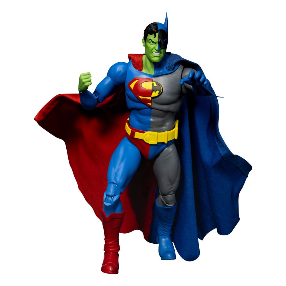 COMPOSITE SUPERMAN DYNAMIC 8CTION HEROES DC COMICS. Composite Superman, un personaje misterioso y formidable del multiverso DC, es una sorprendente fusión del Caballero Oscuro de Gotham y el Hombre de Acero de Metrópolis. Nacido de los celos y los poderes alienígenas, este supervillano ostenta un doble legado, a la vez icónico e inquietante. Situado en la encrucijada entre el bien y el mal, es un adversario complejo capaz de desafiar a los héroes más poderosos. Esta figura captura esa dramática dualidad con una impresionante fidelidad visual: mitad Superman, mitad Batman, en una pose dinámica y lista para la batalla. Su rostro está dividido entre dos expresiones distintas, y su cuerpo combina los colores, los símbolos y los trajes de ambos héroes legendarios hasta el más mínimo detalle. Todo en el diseño enfatiza el contraste: el azul y el rojo brillantes de Superman por un lado, y los grises y negros oscuros de Batman por el otro. El emblema híbrido en su pecho, el cinturón utilitario amarillo, la capa de dos colores y la piel verde insinúan su origen extraterrestre. Las líneas limpias, las texturas realistas y las articulaciones discretas permiten una gran variedad de poses expresivas. Con una altura aproximada de 21 cm a escala 1/9, esta figura articulada de la colección Dynamic 8ction Heroes ha sido cuidadosamente elaborada por Beast Kingdom. Cuenta con acabados precisos, una excelente posabilidad y una poderosa presencia en cualquier estantería para la colección de héroes y villanos de cualquier fan de DC.