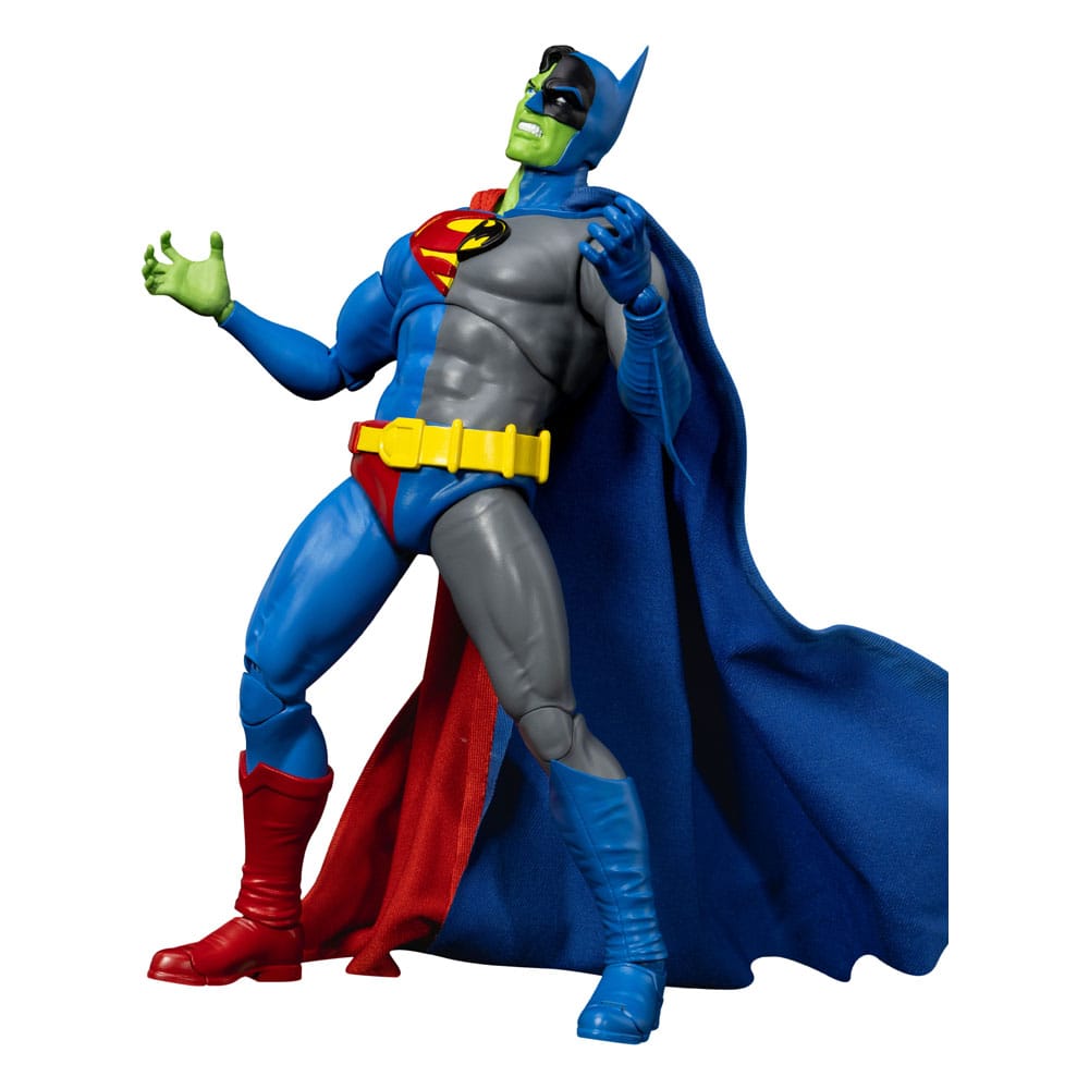 COMPOSITE SUPERMAN DYNAMIC 8CTION HEROES DC COMICS. Composite Superman, un personaje misterioso y formidable del multiverso DC, es una sorprendente fusión del Caballero Oscuro de Gotham y el Hombre de Acero de Metrópolis. Nacido de los celos y los poderes alienígenas, este supervillano ostenta un doble legado, a la vez icónico e inquietante. Situado en la encrucijada entre el bien y el mal, es un adversario complejo capaz de desafiar a los héroes más poderosos. Esta figura captura esa dramática dualidad con una impresionante fidelidad visual: mitad Superman, mitad Batman, en una pose dinámica y lista para la batalla. Su rostro está dividido entre dos expresiones distintas, y su cuerpo combina los colores, los símbolos y los trajes de ambos héroes legendarios hasta el más mínimo detalle. Todo en el diseño enfatiza el contraste: el azul y el rojo brillantes de Superman por un lado, y los grises y negros oscuros de Batman por el otro. El emblema híbrido en su pecho, el cinturón utilitario amarillo, la capa de dos colores y la piel verde insinúan su origen extraterrestre. Las líneas limpias, las texturas realistas y las articulaciones discretas permiten una gran variedad de poses expresivas. Con una altura aproximada de 21 cm a escala 1/9, esta figura articulada de la colección Dynamic 8ction Heroes ha sido cuidadosamente elaborada por Beast Kingdom. Cuenta con acabados precisos, una excelente posabilidad y una poderosa presencia en cualquier estantería para la colección de héroes y villanos de cualquier fan de DC.