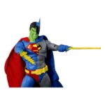 COMPOSITE SUPERMAN DYNAMIC 8CTION HEROES DC COMICS. Composite Superman, un personaje misterioso y formidable del multiverso DC, es una sorprendente fusión del Caballero Oscuro de Gotham y el Hombre de Acero de Metrópolis. Nacido de los celos y los poderes alienígenas, este supervillano ostenta un doble legado, a la vez icónico e inquietante. Situado en la encrucijada entre el bien y el mal, es un adversario complejo capaz de desafiar a los héroes más poderosos. Esta figura captura esa dramática dualidad con una impresionante fidelidad visual: mitad Superman, mitad Batman, en una pose dinámica y lista para la batalla. Su rostro está dividido entre dos expresiones distintas, y su cuerpo combina los colores, los símbolos y los trajes de ambos héroes legendarios hasta el más mínimo detalle. Todo en el diseño enfatiza el contraste: el azul y el rojo brillantes de Superman por un lado, y los grises y negros oscuros de Batman por el otro. El emblema híbrido en su pecho, el cinturón utilitario amarillo, la capa de dos colores y la piel verde insinúan su origen extraterrestre. Las líneas limpias, las texturas realistas y las articulaciones discretas permiten una gran variedad de poses expresivas. Con una altura aproximada de 21 cm a escala 1/9, esta figura articulada de la colección Dynamic 8ction Heroes ha sido cuidadosamente elaborada por Beast Kingdom. Cuenta con acabados precisos, una excelente posabilidad y una poderosa presencia en cualquier estantería para la colección de héroes y villanos de cualquier fan de DC.