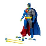 COMPOSITE SUPERMAN DYNAMIC 8CTION HEROES DC COMICS. Composite Superman, un personaje misterioso y formidable del multiverso DC, es una sorprendente fusión del Caballero Oscuro de Gotham y el Hombre de Acero de Metrópolis. Nacido de los celos y los poderes alienígenas, este supervillano ostenta un doble legado, a la vez icónico e inquietante. Situado en la encrucijada entre el bien y el mal, es un adversario complejo capaz de desafiar a los héroes más poderosos. Esta figura captura esa dramática dualidad con una impresionante fidelidad visual: mitad Superman, mitad Batman, en una pose dinámica y lista para la batalla. Su rostro está dividido entre dos expresiones distintas, y su cuerpo combina los colores, los símbolos y los trajes de ambos héroes legendarios hasta el más mínimo detalle. Todo en el diseño enfatiza el contraste: el azul y el rojo brillantes de Superman por un lado, y los grises y negros oscuros de Batman por el otro. El emblema híbrido en su pecho, el cinturón utilitario amarillo, la capa de dos colores y la piel verde insinúan su origen extraterrestre. Las líneas limpias, las texturas realistas y las articulaciones discretas permiten una gran variedad de poses expresivas. Con una altura aproximada de 21 cm a escala 1/9, esta figura articulada de la colección Dynamic 8ction Heroes ha sido cuidadosamente elaborada por Beast Kingdom. Cuenta con acabados precisos, una excelente posabilidad y una poderosa presencia en cualquier estantería para la colección de héroes y villanos de cualquier fan de DC.