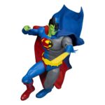 COMPOSITE SUPERMAN DYNAMIC 8CTION HEROES DC COMICS. Composite Superman, un personaje misterioso y formidable del multiverso DC, es una sorprendente fusión del Caballero Oscuro de Gotham y el Hombre de Acero de Metrópolis. Nacido de los celos y los poderes alienígenas, este supervillano ostenta un doble legado, a la vez icónico e inquietante. Situado en la encrucijada entre el bien y el mal, es un adversario complejo capaz de desafiar a los héroes más poderosos. Esta figura captura esa dramática dualidad con una impresionante fidelidad visual: mitad Superman, mitad Batman, en una pose dinámica y lista para la batalla. Su rostro está dividido entre dos expresiones distintas, y su cuerpo combina los colores, los símbolos y los trajes de ambos héroes legendarios hasta el más mínimo detalle. Todo en el diseño enfatiza el contraste: el azul y el rojo brillantes de Superman por un lado, y los grises y negros oscuros de Batman por el otro. El emblema híbrido en su pecho, el cinturón utilitario amarillo, la capa de dos colores y la piel verde insinúan su origen extraterrestre. Las líneas limpias, las texturas realistas y las articulaciones discretas permiten una gran variedad de poses expresivas. Con una altura aproximada de 21 cm a escala 1/9, esta figura articulada de la colección Dynamic 8ction Heroes ha sido cuidadosamente elaborada por Beast Kingdom. Cuenta con acabados precisos, una excelente posabilidad y una poderosa presencia en cualquier estantería para la colección de héroes y villanos de cualquier fan de DC.