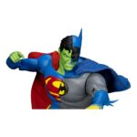 COMPOSITE SUPERMAN DYNAMIC 8CTION HEROES DC COMICS. Composite Superman, un personaje misterioso y formidable del multiverso DC, es una sorprendente fusión del Caballero Oscuro de Gotham y el Hombre de Acero de Metrópolis. Nacido de los celos y los poderes alienígenas, este supervillano ostenta un doble legado, a la vez icónico e inquietante. Situado en la encrucijada entre el bien y el mal, es un adversario complejo capaz de desafiar a los héroes más poderosos. Esta figura captura esa dramática dualidad con una impresionante fidelidad visual: mitad Superman, mitad Batman, en una pose dinámica y lista para la batalla. Su rostro está dividido entre dos expresiones distintas, y su cuerpo combina los colores, los símbolos y los trajes de ambos héroes legendarios hasta el más mínimo detalle. Todo en el diseño enfatiza el contraste: el azul y el rojo brillantes de Superman por un lado, y los grises y negros oscuros de Batman por el otro. El emblema híbrido en su pecho, el cinturón utilitario amarillo, la capa de dos colores y la piel verde insinúan su origen extraterrestre. Las líneas limpias, las texturas realistas y las articulaciones discretas permiten una gran variedad de poses expresivas. Con una altura aproximada de 21 cm a escala 1/9, esta figura articulada de la colección Dynamic 8ction Heroes ha sido cuidadosamente elaborada por Beast Kingdom. Cuenta con acabados precisos, una excelente posabilidad y una poderosa presencia en cualquier estantería para la colección de héroes y villanos de cualquier fan de DC.