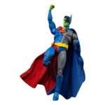 COMPOSITE SUPERMAN DYNAMIC 8CTION HEROES DC COMICS. Composite Superman, un personaje misterioso y formidable del multiverso DC, es una sorprendente fusión del Caballero Oscuro de Gotham y el Hombre de Acero de Metrópolis. Nacido de los celos y los poderes alienígenas, este supervillano ostenta un doble legado, a la vez icónico e inquietante. Situado en la encrucijada entre el bien y el mal, es un adversario complejo capaz de desafiar a los héroes más poderosos. Esta figura captura esa dramática dualidad con una impresionante fidelidad visual: mitad Superman, mitad Batman, en una pose dinámica y lista para la batalla. Su rostro está dividido entre dos expresiones distintas, y su cuerpo combina los colores, los símbolos y los trajes de ambos héroes legendarios hasta el más mínimo detalle. Todo en el diseño enfatiza el contraste: el azul y el rojo brillantes de Superman por un lado, y los grises y negros oscuros de Batman por el otro. El emblema híbrido en su pecho, el cinturón utilitario amarillo, la capa de dos colores y la piel verde insinúan su origen extraterrestre. Las líneas limpias, las texturas realistas y las articulaciones discretas permiten una gran variedad de poses expresivas. Con una altura aproximada de 21 cm a escala 1/9, esta figura articulada de la colección Dynamic 8ction Heroes ha sido cuidadosamente elaborada por Beast Kingdom. Cuenta con acabados precisos, una excelente posabilidad y una poderosa presencia en cualquier estantería para la colección de héroes y villanos de cualquier fan de DC.