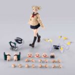 HIMIKO TOGA MY HERO ACADEMIA SH FIGUARTS. En el mundo de My Hero Academia, Himiko Toga es uno de los miembros más llamativos de la Liga de Villanos. Bajo su apariencia de colegiala se esconde una personalidad inestable y peligrosa, lo que la hace tan impredecible como formidable. Su peculiaridad, que le permite transformarse en cualquier persona cuya sangre haya ingerido, la sitúa en el centro de muchas batallas clave. Himiko encarna a una antagonista inquietante: una mezcla de fascinación mórbida y energía despreocupada, expresada a través de cambios emocionales extremos. A menudo alegre y sonriente, puede pasar instantáneamente a una locura inquietante. Esta dualidad la hace cautivadora y aterradora a la vez. La figura la muestra con su uniforme escolar, con su característico jersey beige, falda azul marino y calcetines negros largos. Su cabello rubio recogido en dos moños desordenados, su mirada traviesa y sus expresiones faciales alternativas dan vida al personaje. Los accesorios incluidos son su equipo de combate y varias manos intercambiables, lo que te permite recrear sus escenas más emblemáticas. Con una altura de unos 13 cm, esta figura articulada de S.H.Figuarts ofrece una amplia gama de opciones de posado. Las caras adicionales, las armas en miniatura y las piezas de efectos añaden una gran variedad a la exposición. Cada articulación está diseñada para posados dinámicos, lo que la convierte en una pieza perfecta para los fans que quieran revivir sus momentos más memorables de la serie.