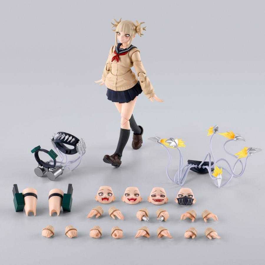 Himiko toga my hero academia sh figuarts.  en el mundo de my hero academia, himiko toga es uno de los miembros más llamativos de la liga de villanos. Bajo su apariencia de colegiala se esconde una personalidad inestable y peligrosa, lo que la hace tan impredecible como formidable. Su peculiaridad, que le permite transformarse en cualquier persona cuya sangre haya ingerido, la sitúa en el centro de muchas batallas clave. Himiko encarna a una antagonista inquietante: una mezcla de fascinación mórbida y energía despreocupada, expresada a través de cambios emocionales extremos. A menudo alegre y sonriente, puede pasar instantáneamente a una locura inquietante. Esta dualidad la hace cautivadora y aterradora a la vez. La figura la muestra con su uniforme escolar, con su característico jersey beige, falda azul marino y calcetines negros largos. Su cabello rubio recogido en dos moños desordenados, su mirada traviesa y sus expresiones faciales alternativas dan vida al personaje. Los accesorios incluidos son su equipo de combate y varias manos intercambiables, lo que te permite recrear sus escenas más emblemáticas. Con una altura de unos 13 cm, esta figura articulada de s. H. Figuarts ofrece una amplia gama de opciones de posado. Las caras adicionales, las armas en miniatura y las piezas de efectos añaden una gran variedad a la exposición. Cada articulación está diseñada para posados dinámicos, lo que la convierte en una pieza perfecta para los fans que quieran revivir sus momentos más memorables de la serie.
