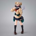 HIMIKO TOGA MY HERO ACADEMIA SH FIGUARTS. En el mundo de My Hero Academia, Himiko Toga es uno de los miembros más llamativos de la Liga de Villanos. Bajo su apariencia de colegiala se esconde una personalidad inestable y peligrosa, lo que la hace tan impredecible como formidable. Su peculiaridad, que le permite transformarse en cualquier persona cuya sangre haya ingerido, la sitúa en el centro de muchas batallas clave. Himiko encarna a una antagonista inquietante: una mezcla de fascinación mórbida y energía despreocupada, expresada a través de cambios emocionales extremos. A menudo alegre y sonriente, puede pasar instantáneamente a una locura inquietante. Esta dualidad la hace cautivadora y aterradora a la vez. La figura la muestra con su uniforme escolar, con su característico jersey beige, falda azul marino y calcetines negros largos. Su cabello rubio recogido en dos moños desordenados, su mirada traviesa y sus expresiones faciales alternativas dan vida al personaje. Los accesorios incluidos son su equipo de combate y varias manos intercambiables, lo que te permite recrear sus escenas más emblemáticas. Con una altura de unos 13 cm, esta figura articulada de S.H.Figuarts ofrece una amplia gama de opciones de posado. Las caras adicionales, las armas en miniatura y las piezas de efectos añaden una gran variedad a la exposición. Cada articulación está diseñada para posados dinámicos, lo que la convierte en una pieza perfecta para los fans que quieran revivir sus momentos más memorables de la serie.