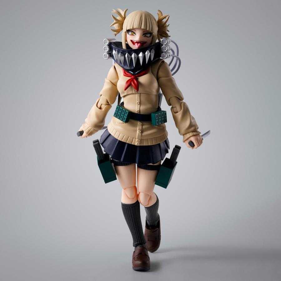 Himiko toga my hero academia sh figuarts.  en el mundo de my hero academia, himiko toga es uno de los miembros más llamativos de la liga de villanos. Bajo su apariencia de colegiala se esconde una personalidad inestable y peligrosa, lo que la hace tan impredecible como formidable. Su peculiaridad, que le permite transformarse en cualquier persona cuya sangre haya ingerido, la sitúa en el centro de muchas batallas clave. Himiko encarna a una antagonista inquietante: una mezcla de fascinación mórbida y energía despreocupada, expresada a través de cambios emocionales extremos. A menudo alegre y sonriente, puede pasar instantáneamente a una locura inquietante. Esta dualidad la hace cautivadora y aterradora a la vez. La figura la muestra con su uniforme escolar, con su característico jersey beige, falda azul marino y calcetines negros largos. Su cabello rubio recogido en dos moños desordenados, su mirada traviesa y sus expresiones faciales alternativas dan vida al personaje. Los accesorios incluidos son su equipo de combate y varias manos intercambiables, lo que te permite recrear sus escenas más emblemáticas. Con una altura de unos 13 cm, esta figura articulada de s. H. Figuarts ofrece una amplia gama de opciones de posado. Las caras adicionales, las armas en miniatura y las piezas de efectos añaden una gran variedad a la exposición. Cada articulación está diseñada para posados dinámicos, lo que la convierte en una pieza perfecta para los fans que quieran revivir sus momentos más memorables de la serie.