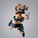 HIMIKO TOGA MY HERO ACADEMIA SH FIGUARTS. En el mundo de My Hero Academia, Himiko Toga es uno de los miembros más llamativos de la Liga de Villanos. Bajo su apariencia de colegiala se esconde una personalidad inestable y peligrosa, lo que la hace tan impredecible como formidable. Su peculiaridad, que le permite transformarse en cualquier persona cuya sangre haya ingerido, la sitúa en el centro de muchas batallas clave. Himiko encarna a una antagonista inquietante: una mezcla de fascinación mórbida y energía despreocupada, expresada a través de cambios emocionales extremos. A menudo alegre y sonriente, puede pasar instantáneamente a una locura inquietante. Esta dualidad la hace cautivadora y aterradora a la vez. La figura la muestra con su uniforme escolar, con su característico jersey beige, falda azul marino y calcetines negros largos. Su cabello rubio recogido en dos moños desordenados, su mirada traviesa y sus expresiones faciales alternativas dan vida al personaje. Los accesorios incluidos son su equipo de combate y varias manos intercambiables, lo que te permite recrear sus escenas más emblemáticas. Con una altura de unos 13 cm, esta figura articulada de S.H.Figuarts ofrece una amplia gama de opciones de posado. Las caras adicionales, las armas en miniatura y las piezas de efectos añaden una gran variedad a la exposición. Cada articulación está diseñada para posados dinámicos, lo que la convierte en una pieza perfecta para los fans que quieran revivir sus momentos más memorables de la serie.