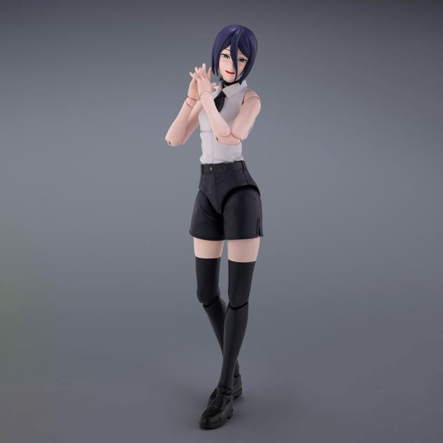 REZE CHAINSAW MAN SH FIGUARTS. En el oscuro y violento mundo de Chainsaw Man, Reze destaca como un personaje misterioso e inolvidable. Bajo su apariencia gentil y su enigmática sonrisa se esconde una fuerza letal, dividida entre emociones genuinas e intenciones mortíferas. Su trayectoria es intensa y desgarradora, y deja un fuerte impacto en los fans. La figura presenta a Reze en una pose relajada y erguida, con las manos juntas en un gesto sutilmente afectuoso. Su suave expresión contrasta con su peligro interior, reflejando a la perfección la personalidad compleja del personaje. En cuanto al diseño, se mantiene fiel a su aspecto en el anime: pelo morado corto con un flequillo largo sobre un ojo, camiseta blanca sin mangas, pantalones cortos negros de cintura alta y botas negras altas que llegan por encima de las rodillas. Las proporciones esbeltas y las articulaciones de la figura mantienen el estilo realista de la línea. Fabricada en PVC, esta figura articulada mide unos 14 cm de altura y pertenece a la serie S.H. Figuarts. Permite diversas poses gracias a sus discretos puntos de articulación. Su acabado limpio y su escultura sobria le dan un aspecto elegante y fiel, ideal para los coleccionistas del complejo reparto de Chainsaw Man.