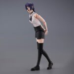 REZE CHAINSAW MAN SH FIGUARTS. En el oscuro y violento mundo de Chainsaw Man, Reze destaca como un personaje misterioso e inolvidable. Bajo su apariencia gentil y su enigmática sonrisa se esconde una fuerza letal, dividida entre emociones genuinas e intenciones mortíferas. Su trayectoria es intensa y desgarradora, y deja un fuerte impacto en los fans. La figura presenta a Reze en una pose relajada y erguida, con las manos juntas en un gesto sutilmente afectuoso. Su suave expresión contrasta con su peligro interior, reflejando a la perfección la personalidad compleja del personaje. En cuanto al diseño, se mantiene fiel a su aspecto en el anime: pelo morado corto con un flequillo largo sobre un ojo, camiseta blanca sin mangas, pantalones cortos negros de cintura alta y botas negras altas que llegan por encima de las rodillas. Las proporciones esbeltas y las articulaciones de la figura mantienen el estilo realista de la línea. Fabricada en PVC, esta figura articulada mide unos 14 cm de altura y pertenece a la serie S.H. Figuarts. Permite diversas poses gracias a sus discretos puntos de articulación. Su acabado limpio y su escultura sobria le dan un aspecto elegante y fiel, ideal para los coleccionistas del complejo reparto de Chainsaw Man.