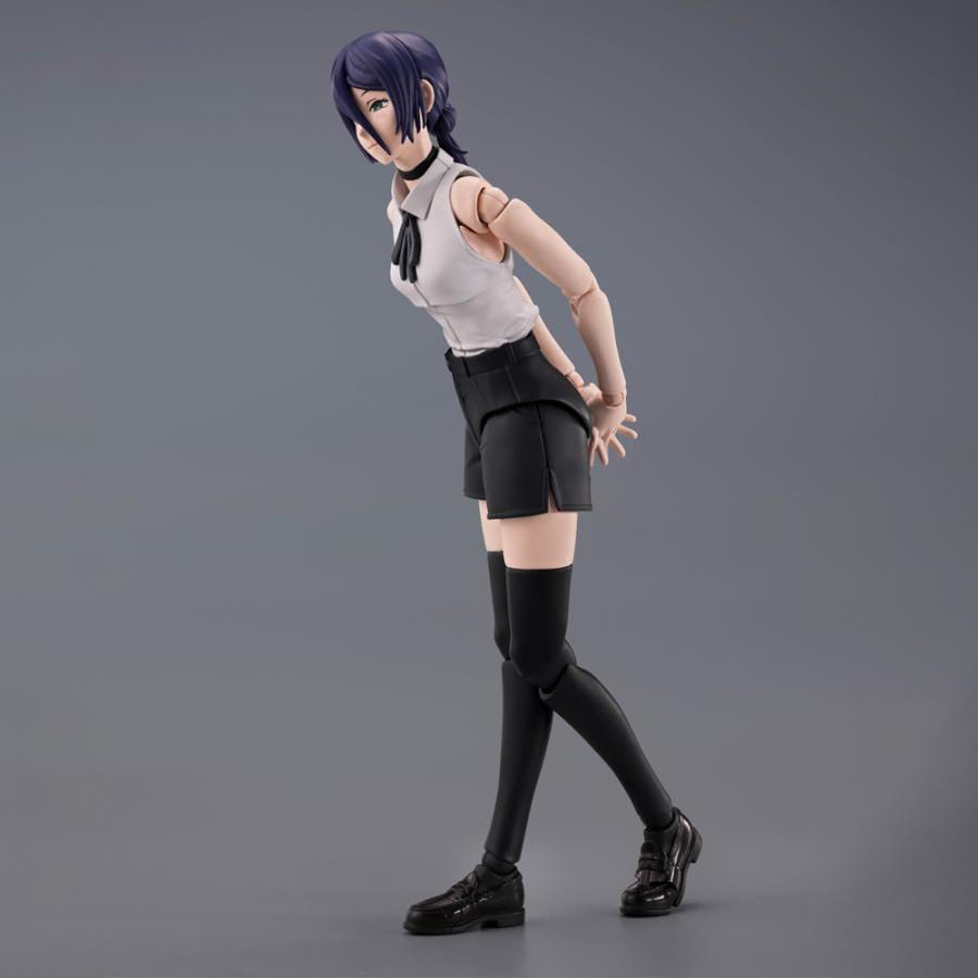 REZE CHAINSAW MAN SH FIGUARTS. En el oscuro y violento mundo de Chainsaw Man, Reze destaca como un personaje misterioso e inolvidable. Bajo su apariencia gentil y su enigmática sonrisa se esconde una fuerza letal, dividida entre emociones genuinas e intenciones mortíferas. Su trayectoria es intensa y desgarradora, y deja un fuerte impacto en los fans. La figura presenta a Reze en una pose relajada y erguida, con las manos juntas en un gesto sutilmente afectuoso. Su suave expresión contrasta con su peligro interior, reflejando a la perfección la personalidad compleja del personaje. En cuanto al diseño, se mantiene fiel a su aspecto en el anime: pelo morado corto con un flequillo largo sobre un ojo, camiseta blanca sin mangas, pantalones cortos negros de cintura alta y botas negras altas que llegan por encima de las rodillas. Las proporciones esbeltas y las articulaciones de la figura mantienen el estilo realista de la línea. Fabricada en PVC, esta figura articulada mide unos 14 cm de altura y pertenece a la serie S.H. Figuarts. Permite diversas poses gracias a sus discretos puntos de articulación. Su acabado limpio y su escultura sobria le dan un aspecto elegante y fiel, ideal para los coleccionistas del complejo reparto de Chainsaw Man.