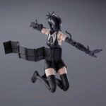 BOMB CHAINSAW MAN SH FIGUARTS. Del explosivo mundo de Chainsaw Man, el Demonio Bomba es un ser tan aterrador como cautivador. Una fusión de forma humana y puro poder destructivo, este demonio deja un impacto duradero tanto visual como narrativamente. Su diseño único encarna la tensión de la serie entre la belleza y la violencia. La figura representa al Demonio Bomba en plena acción, en una llamativa pose aérea con los brazos extendidos, congelado al borde de la detonación. El cinturón segmentado que envuelve el torso se asemeja a cargadores de munición o cargas explosivas, lo que intensifica la sensación de peligro. Visualmente, el personaje lleva un casco negro liso y abovedado, sin rasgos faciales, con mechones puntiagudos que se asemejan a mechas de bombas. Una camiseta blanca sin mangas se combina con unos pantalones cortos negros de cintura alta, y el conjunto se completa con unos guantes largos oscuros y unas botas altas. Las líneas afiladas de la escultura realzan su presencia elegante pero inquietante. Fabricada en PVC, esta figura articulada mide aproximadamente 14 cm de altura y pertenece a la colección S.H. Figuarts. Diseñada para posar de forma dinámica, cuenta con articulaciones detalladas y una estructura preparada para el movimiento. Una llamativa adquisición para cualquier coleccionista de Chainsaw Man que busque intensidad y precisión en los personajes.