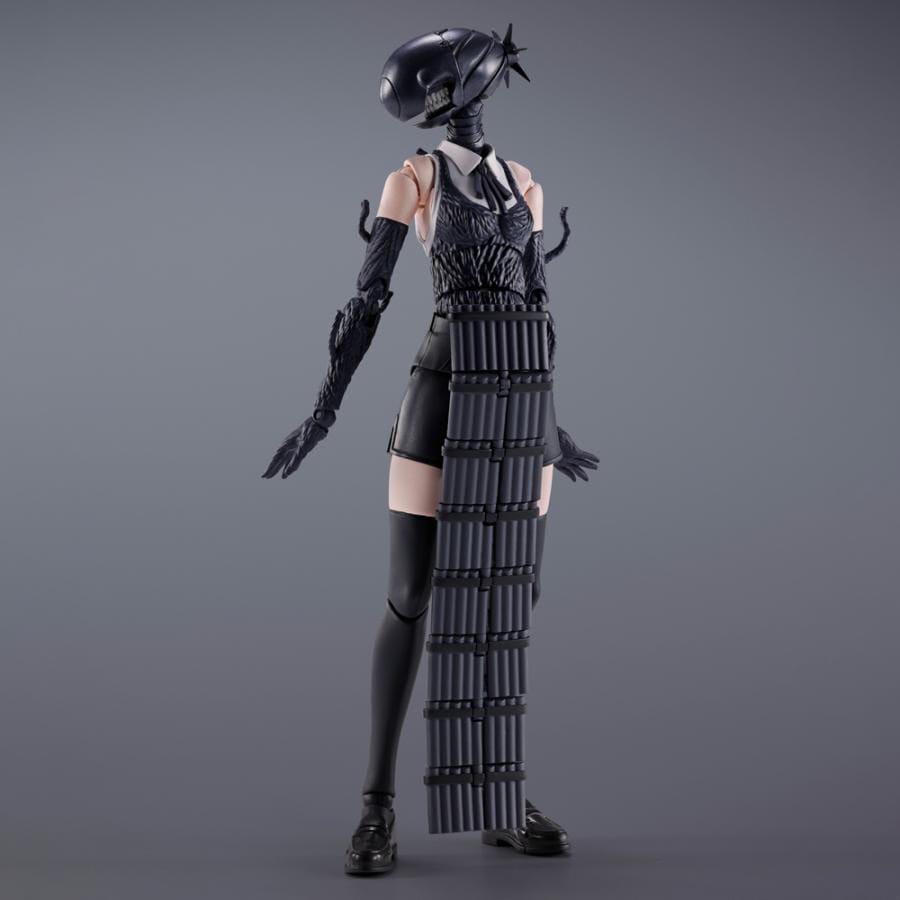 BOMB CHAINSAW MAN SH FIGUARTS. Del explosivo mundo de Chainsaw Man, el Demonio Bomba es un ser tan aterrador como cautivador. Una fusión de forma humana y puro poder destructivo, este demonio deja un impacto duradero tanto visual como narrativamente. Su diseño único encarna la tensión de la serie entre la belleza y la violencia. La figura representa al Demonio Bomba en plena acción, en una llamativa pose aérea con los brazos extendidos, congelado al borde de la detonación. El cinturón segmentado que envuelve el torso se asemeja a cargadores de munición o cargas explosivas, lo que intensifica la sensación de peligro. Visualmente, el personaje lleva un casco negro liso y abovedado, sin rasgos faciales, con mechones puntiagudos que se asemejan a mechas de bombas. Una camiseta blanca sin mangas se combina con unos pantalones cortos negros de cintura alta, y el conjunto se completa con unos guantes largos oscuros y unas botas altas. Las líneas afiladas de la escultura realzan su presencia elegante pero inquietante. Fabricada en PVC, esta figura articulada mide aproximadamente 14 cm de altura y pertenece a la colección S.H. Figuarts. Diseñada para posar de forma dinámica, cuenta con articulaciones detalladas y una estructura preparada para el movimiento. Una llamativa adquisición para cualquier coleccionista de Chainsaw Man que busque intensidad y precisión en los personajes.