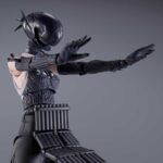 BOMB CHAINSAW MAN SH FIGUARTS. Del explosivo mundo de Chainsaw Man, el Demonio Bomba es un ser tan aterrador como cautivador. Una fusión de forma humana y puro poder destructivo, este demonio deja un impacto duradero tanto visual como narrativamente. Su diseño único encarna la tensión de la serie entre la belleza y la violencia. La figura representa al Demonio Bomba en plena acción, en una llamativa pose aérea con los brazos extendidos, congelado al borde de la detonación. El cinturón segmentado que envuelve el torso se asemeja a cargadores de munición o cargas explosivas, lo que intensifica la sensación de peligro. Visualmente, el personaje lleva un casco negro liso y abovedado, sin rasgos faciales, con mechones puntiagudos que se asemejan a mechas de bombas. Una camiseta blanca sin mangas se combina con unos pantalones cortos negros de cintura alta, y el conjunto se completa con unos guantes largos oscuros y unas botas altas. Las líneas afiladas de la escultura realzan su presencia elegante pero inquietante. Fabricada en PVC, esta figura articulada mide aproximadamente 14 cm de altura y pertenece a la colección S.H. Figuarts. Diseñada para posar de forma dinámica, cuenta con articulaciones detalladas y una estructura preparada para el movimiento. Una llamativa adquisición para cualquier coleccionista de Chainsaw Man que busque intensidad y precisión en los personajes.