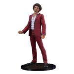 DIGSTA ICHIBAN KASUGA YAKUZA ESTATUA PVC. En el mundo de Yakuza, Ichiban Kasuga es el nuevo protagonista principal, quien tomó el relevo de Kazuma Kiryu. Originario de Kamurocho, este ex yakuza destaca por su optimismo inquebrantable y su fuerte sentido de la justicia, incluso en las situaciones más difíciles. Su papel en la historia se define por su determinación de proteger a sus seres queridos y de darle un nuevo sentido a su vida a pesar de su turbulento pasado. Esta figura lo muestra con su atuendo característico: un llamativo traje rojo combinado con una camisa blanca abierta. Su carisma es inmediatamente reconocible, y su postura refleja una actitud relajada y segura, capturando a la perfección su personaje en la saga. Su rostro, con su sonrisa segura y su cabello rebelde, transmite su calidez y espíritu de lucha. El diseño es fiel al personaje: el traje rojo presenta una textura detallada, mientras que los zapatos negros completan la elegante apariencia. La figura también ofrece una opción con Ichiban sosteniendo un bate sobre su hombro, símbolo de su singular estilo de lucha en Yakuza: Like a Dragon. La base negra decorada garantiza estabilidad y añade un acabado pulido a la exhibición. Hecha de PVC, la figura mide aproximadamente 17 centímetros de altura. La textura del traje, los finos detalles faciales y las proporciones precisas resaltan su meticulosa elaboración. Con su postura segura y sus opciones de accesorios, esta figura incorpora a la perfección la energía y la presencia de Ichiban Kasuga a tu colección.