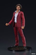 DIGSTA ICHIBAN KASUGA YAKUZA ESTATUA PVC. En el mundo de Yakuza, Ichiban Kasuga es el nuevo protagonista principal, quien tomó el relevo de Kazuma Kiryu. Originario de Kamurocho, este ex yakuza destaca por su optimismo inquebrantable y su fuerte sentido de la justicia, incluso en las situaciones más difíciles. Su papel en la historia se define por su determinación de proteger a sus seres queridos y de darle un nuevo sentido a su vida a pesar de su turbulento pasado. Esta figura lo muestra con su atuendo característico: un llamativo traje rojo combinado con una camisa blanca abierta. Su carisma es inmediatamente reconocible, y su postura refleja una actitud relajada y segura, capturando a la perfección su personaje en la saga. Su rostro, con su sonrisa segura y su cabello rebelde, transmite su calidez y espíritu de lucha. El diseño es fiel al personaje: el traje rojo presenta una textura detallada, mientras que los zapatos negros completan la elegante apariencia. La figura también ofrece una opción con Ichiban sosteniendo un bate sobre su hombro, símbolo de su singular estilo de lucha en Yakuza: Like a Dragon. La base negra decorada garantiza estabilidad y añade un acabado pulido a la exhibición. Hecha de PVC, la figura mide aproximadamente 17 centímetros de altura. La textura del traje, los finos detalles faciales y las proporciones precisas resaltan su meticulosa elaboración. Con su postura segura y sus opciones de accesorios, esta figura incorpora a la perfección la energía y la presencia de Ichiban Kasuga a tu colección.