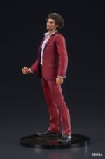 DIGSTA ICHIBAN KASUGA YAKUZA ESTATUA PVC. En el mundo de Yakuza, Ichiban Kasuga es el nuevo protagonista principal, quien tomó el relevo de Kazuma Kiryu. Originario de Kamurocho, este ex yakuza destaca por su optimismo inquebrantable y su fuerte sentido de la justicia, incluso en las situaciones más difíciles. Su papel en la historia se define por su determinación de proteger a sus seres queridos y de darle un nuevo sentido a su vida a pesar de su turbulento pasado. Esta figura lo muestra con su atuendo característico: un llamativo traje rojo combinado con una camisa blanca abierta. Su carisma es inmediatamente reconocible, y su postura refleja una actitud relajada y segura, capturando a la perfección su personaje en la saga. Su rostro, con su sonrisa segura y su cabello rebelde, transmite su calidez y espíritu de lucha. El diseño es fiel al personaje: el traje rojo presenta una textura detallada, mientras que los zapatos negros completan la elegante apariencia. La figura también ofrece una opción con Ichiban sosteniendo un bate sobre su hombro, símbolo de su singular estilo de lucha en Yakuza: Like a Dragon. La base negra decorada garantiza estabilidad y añade un acabado pulido a la exhibición. Hecha de PVC, la figura mide aproximadamente 17 centímetros de altura. La textura del traje, los finos detalles faciales y las proporciones precisas resaltan su meticulosa elaboración. Con su postura segura y sus opciones de accesorios, esta figura incorpora a la perfección la energía y la presencia de Ichiban Kasuga a tu colección.