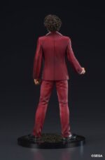 DIGSTA ICHIBAN KASUGA YAKUZA ESTATUA PVC. En el mundo de Yakuza, Ichiban Kasuga es el nuevo protagonista principal, quien tomó el relevo de Kazuma Kiryu. Originario de Kamurocho, este ex yakuza destaca por su optimismo inquebrantable y su fuerte sentido de la justicia, incluso en las situaciones más difíciles. Su papel en la historia se define por su determinación de proteger a sus seres queridos y de darle un nuevo sentido a su vida a pesar de su turbulento pasado. Esta figura lo muestra con su atuendo característico: un llamativo traje rojo combinado con una camisa blanca abierta. Su carisma es inmediatamente reconocible, y su postura refleja una actitud relajada y segura, capturando a la perfección su personaje en la saga. Su rostro, con su sonrisa segura y su cabello rebelde, transmite su calidez y espíritu de lucha. El diseño es fiel al personaje: el traje rojo presenta una textura detallada, mientras que los zapatos negros completan la elegante apariencia. La figura también ofrece una opción con Ichiban sosteniendo un bate sobre su hombro, símbolo de su singular estilo de lucha en Yakuza: Like a Dragon. La base negra decorada garantiza estabilidad y añade un acabado pulido a la exhibición. Hecha de PVC, la figura mide aproximadamente 17 centímetros de altura. La textura del traje, los finos detalles faciales y las proporciones precisas resaltan su meticulosa elaboración. Con su postura segura y sus opciones de accesorios, esta figura incorpora a la perfección la energía y la presencia de Ichiban Kasuga a tu colección.