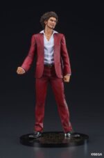DIGSTA ICHIBAN KASUGA YAKUZA ESTATUA PVC. En el mundo de Yakuza, Ichiban Kasuga es el nuevo protagonista principal, quien tomó el relevo de Kazuma Kiryu. Originario de Kamurocho, este ex yakuza destaca por su optimismo inquebrantable y su fuerte sentido de la justicia, incluso en las situaciones más difíciles. Su papel en la historia se define por su determinación de proteger a sus seres queridos y de darle un nuevo sentido a su vida a pesar de su turbulento pasado. Esta figura lo muestra con su atuendo característico: un llamativo traje rojo combinado con una camisa blanca abierta. Su carisma es inmediatamente reconocible, y su postura refleja una actitud relajada y segura, capturando a la perfección su personaje en la saga. Su rostro, con su sonrisa segura y su cabello rebelde, transmite su calidez y espíritu de lucha. El diseño es fiel al personaje: el traje rojo presenta una textura detallada, mientras que los zapatos negros completan la elegante apariencia. La figura también ofrece una opción con Ichiban sosteniendo un bate sobre su hombro, símbolo de su singular estilo de lucha en Yakuza: Like a Dragon. La base negra decorada garantiza estabilidad y añade un acabado pulido a la exhibición. Hecha de PVC, la figura mide aproximadamente 17 centímetros de altura. La textura del traje, los finos detalles faciales y las proporciones precisas resaltan su meticulosa elaboración. Con su postura segura y sus opciones de accesorios, esta figura incorpora a la perfección la energía y la presencia de Ichiban Kasuga a tu colección.