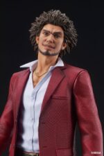 DIGSTA ICHIBAN KASUGA YAKUZA ESTATUA PVC. En el mundo de Yakuza, Ichiban Kasuga es el nuevo protagonista principal, quien tomó el relevo de Kazuma Kiryu. Originario de Kamurocho, este ex yakuza destaca por su optimismo inquebrantable y su fuerte sentido de la justicia, incluso en las situaciones más difíciles. Su papel en la historia se define por su determinación de proteger a sus seres queridos y de darle un nuevo sentido a su vida a pesar de su turbulento pasado. Esta figura lo muestra con su atuendo característico: un llamativo traje rojo combinado con una camisa blanca abierta. Su carisma es inmediatamente reconocible, y su postura refleja una actitud relajada y segura, capturando a la perfección su personaje en la saga. Su rostro, con su sonrisa segura y su cabello rebelde, transmite su calidez y espíritu de lucha. El diseño es fiel al personaje: el traje rojo presenta una textura detallada, mientras que los zapatos negros completan la elegante apariencia. La figura también ofrece una opción con Ichiban sosteniendo un bate sobre su hombro, símbolo de su singular estilo de lucha en Yakuza: Like a Dragon. La base negra decorada garantiza estabilidad y añade un acabado pulido a la exhibición. Hecha de PVC, la figura mide aproximadamente 17 centímetros de altura. La textura del traje, los finos detalles faciales y las proporciones precisas resaltan su meticulosa elaboración. Con su postura segura y sus opciones de accesorios, esta figura incorpora a la perfección la energía y la presencia de Ichiban Kasuga a tu colección.