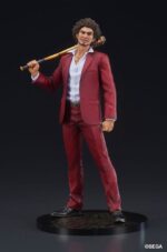DIGSTA ICHIBAN KASUGA YAKUZA ESTATUA PVC. En el mundo de Yakuza, Ichiban Kasuga es el nuevo protagonista principal, quien tomó el relevo de Kazuma Kiryu. Originario de Kamurocho, este ex yakuza destaca por su optimismo inquebrantable y su fuerte sentido de la justicia, incluso en las situaciones más difíciles. Su papel en la historia se define por su determinación de proteger a sus seres queridos y de darle un nuevo sentido a su vida a pesar de su turbulento pasado. Esta figura lo muestra con su atuendo característico: un llamativo traje rojo combinado con una camisa blanca abierta. Su carisma es inmediatamente reconocible, y su postura refleja una actitud relajada y segura, capturando a la perfección su personaje en la saga. Su rostro, con su sonrisa segura y su cabello rebelde, transmite su calidez y espíritu de lucha. El diseño es fiel al personaje: el traje rojo presenta una textura detallada, mientras que los zapatos negros completan la elegante apariencia. La figura también ofrece una opción con Ichiban sosteniendo un bate sobre su hombro, símbolo de su singular estilo de lucha en Yakuza: Like a Dragon. La base negra decorada garantiza estabilidad y añade un acabado pulido a la exhibición. Hecha de PVC, la figura mide aproximadamente 17 centímetros de altura. La textura del traje, los finos detalles faciales y las proporciones precisas resaltan su meticulosa elaboración. Con su postura segura y sus opciones de accesorios, esta figura incorpora a la perfección la energía y la presencia de Ichiban Kasuga a tu colección.