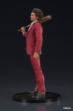 DIGSTA ICHIBAN KASUGA YAKUZA ESTATUA PVC. En el mundo de Yakuza, Ichiban Kasuga es el nuevo protagonista principal, quien tomó el relevo de Kazuma Kiryu. Originario de Kamurocho, este ex yakuza destaca por su optimismo inquebrantable y su fuerte sentido de la justicia, incluso en las situaciones más difíciles. Su papel en la historia se define por su determinación de proteger a sus seres queridos y de darle un nuevo sentido a su vida a pesar de su turbulento pasado. Esta figura lo muestra con su atuendo característico: un llamativo traje rojo combinado con una camisa blanca abierta. Su carisma es inmediatamente reconocible, y su postura refleja una actitud relajada y segura, capturando a la perfección su personaje en la saga. Su rostro, con su sonrisa segura y su cabello rebelde, transmite su calidez y espíritu de lucha. El diseño es fiel al personaje: el traje rojo presenta una textura detallada, mientras que los zapatos negros completan la elegante apariencia. La figura también ofrece una opción con Ichiban sosteniendo un bate sobre su hombro, símbolo de su singular estilo de lucha en Yakuza: Like a Dragon. La base negra decorada garantiza estabilidad y añade un acabado pulido a la exhibición. Hecha de PVC, la figura mide aproximadamente 17 centímetros de altura. La textura del traje, los finos detalles faciales y las proporciones precisas resaltan su meticulosa elaboración. Con su postura segura y sus opciones de accesorios, esta figura incorpora a la perfección la energía y la presencia de Ichiban Kasuga a tu colección.