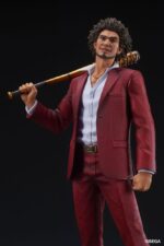 DIGSTA ICHIBAN KASUGA YAKUZA ESTATUA PVC. En el mundo de Yakuza, Ichiban Kasuga es el nuevo protagonista principal, quien tomó el relevo de Kazuma Kiryu. Originario de Kamurocho, este ex yakuza destaca por su optimismo inquebrantable y su fuerte sentido de la justicia, incluso en las situaciones más difíciles. Su papel en la historia se define por su determinación de proteger a sus seres queridos y de darle un nuevo sentido a su vida a pesar de su turbulento pasado. Esta figura lo muestra con su atuendo característico: un llamativo traje rojo combinado con una camisa blanca abierta. Su carisma es inmediatamente reconocible, y su postura refleja una actitud relajada y segura, capturando a la perfección su personaje en la saga. Su rostro, con su sonrisa segura y su cabello rebelde, transmite su calidez y espíritu de lucha. El diseño es fiel al personaje: el traje rojo presenta una textura detallada, mientras que los zapatos negros completan la elegante apariencia. La figura también ofrece una opción con Ichiban sosteniendo un bate sobre su hombro, símbolo de su singular estilo de lucha en Yakuza: Like a Dragon. La base negra decorada garantiza estabilidad y añade un acabado pulido a la exhibición. Hecha de PVC, la figura mide aproximadamente 17 centímetros de altura. La textura del traje, los finos detalles faciales y las proporciones precisas resaltan su meticulosa elaboración. Con su postura segura y sus opciones de accesorios, esta figura incorpora a la perfección la energía y la presencia de Ichiban Kasuga a tu colección.
