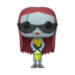 SALLY W/GLASSES (BEACH) PESADILLA ANTES DE NAVIDAD FUNKO POP. Figura de vinilo de la línea 'POP!', tamaño aprox. 9 cm. Nos presenta a Sally, la entrañable protagonista de Pesadilla Antes de Navidad, en una versión veraniega que te sacará una sonrisa. Vestida con un traje de baño inspirado en su clásico vestido de retales, gafas de sol oscuras y un refresco en la mano, Sally está lista para disfrutar del sol... aunque sea en Halloween Town. Esta versión playera de Sally es un guiño divertido y original que combina el estilo gótico del universo de Tim Burton con el espíritu alegre del verano. Con su cabello rojo brillante, su piel azul celeste y sus inconfundibles cicatrices cosidas, esta figura mantiene la esencia del personaje mientras añade un toque inesperado y encantador.
