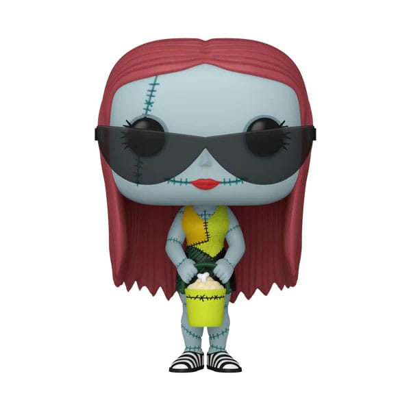 SALLY W/GLASSES (BEACH) PESADILLA ANTES DE NAVIDAD FUNKO POP. Figura de vinilo de la línea 'POP!', tamaño aprox. 9 cm. Nos presenta a Sally, la entrañable protagonista de Pesadilla Antes de Navidad, en una versión veraniega que te sacará una sonrisa. Vestida con un traje de baño inspirado en su clásico vestido de retales, gafas de sol oscuras y un refresco en la mano, Sally está lista para disfrutar del sol... aunque sea en Halloween Town. Esta versión playera de Sally es un guiño divertido y original que combina el estilo gótico del universo de Tim Burton con el espíritu alegre del verano. Con su cabello rojo brillante, su piel azul celeste y sus inconfundibles cicatrices cosidas, esta figura mantiene la esencia del personaje mientras añade un toque inesperado y encantador.