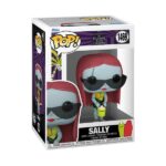 SALLY W/GLASSES (BEACH) PESADILLA ANTES DE NAVIDAD FUNKO POP. Figura de vinilo de la línea 'POP!', tamaño aprox. 9 cm. Nos presenta a Sally, la entrañable protagonista de Pesadilla Antes de Navidad, en una versión veraniega que te sacará una sonrisa. Vestida con un traje de baño inspirado en su clásico vestido de retales, gafas de sol oscuras y un refresco en la mano, Sally está lista para disfrutar del sol... aunque sea en Halloween Town. Esta versión playera de Sally es un guiño divertido y original que combina el estilo gótico del universo de Tim Burton con el espíritu alegre del verano. Con su cabello rojo brillante, su piel azul celeste y sus inconfundibles cicatrices cosidas, esta figura mantiene la esencia del personaje mientras añade un toque inesperado y encantador.