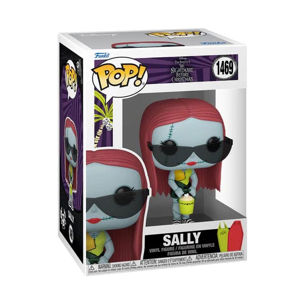 SALLY W/GLASSES (BEACH) PESADILLA ANTES DE NAVIDAD FUNKO POP. Figura de vinilo de la línea 'POP!', tamaño aprox. 9 cm. Nos presenta a Sally, la entrañable protagonista de Pesadilla Antes de Navidad, en una versión veraniega que te sacará una sonrisa. Vestida con un traje de baño inspirado en su clásico vestido de retales, gafas de sol oscuras y un refresco en la mano, Sally está lista para disfrutar del sol... aunque sea en Halloween Town. Esta versión playera de Sally es un guiño divertido y original que combina el estilo gótico del universo de Tim Burton con el espíritu alegre del verano. Con su cabello rojo brillante, su piel azul celeste y sus inconfundibles cicatrices cosidas, esta figura mantiene la esencia del personaje mientras añade un toque inesperado y encantador.