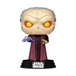 PALPATINE STAR WARS: DARK SIDE FUNKO POP. Figura de vinilo de la línea 'POP!', tamaño aprox. 9 cm. Esta figura de vinilo representa al poderoso Sith Lord en una de sus poses más icónicas, emitiendo un torrente de energía eléctrica que simboliza su dominio y poder sobre la galaxia. Con una altura aproximada de 9.9 cm, este bobblehead capta con gran detalle la esencia malévola de Palpatine, convirtiéndolo en una pieza indispensable para cualquier coleccionista de Star Wars y un añadido impresionante para tu escenario de batalla. El diseño de Pop! Palpatine está meticulosamente trabajado para reflejar su carácter intimidante y su papel como el arquitecto del mal en el universo de Star Wars. Desde la expresión amenazante en su rostro hasta las detalladas arrugas de su túnica, cada elemento ha sido cuidadosamente elaborado para ofrecer una representación fiel y dramática del emperador. La figura no solo destaca por su pose dinámica, sino también por su capacidad de evocar la tensión y el conflicto que Palpatine trae a la saga.
