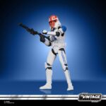 AHSOKA'S CLONE TROOPER VINTAGE COLLECTION STAR WARS THE CLONE WARS. Los soldados clon de la República representaban la nueva forma de hacer la guerra en la galaxia y eran el grueso de las nuevas fuerzas militares de la República. El conflicto galáctico que los vio aparecer por primera tomó el nombre de sus filas. Con su diseño y detalles premium y múltiples puntos de articulación, esta figura a escala de 9,5 cm de la colección Vintage de Star Wars es un regalo perfecto para los fans y coleccionistas de Star Wars.