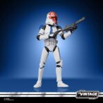 AHSOKA'S CLONE TROOPER VINTAGE COLLECTION STAR WARS THE CLONE WARS. Los soldados clon de la República representaban la nueva forma de hacer la guerra en la galaxia y eran el grueso de las nuevas fuerzas militares de la República. El conflicto galáctico que los vio aparecer por primera tomó el nombre de sus filas. Con su diseño y detalles premium y múltiples puntos de articulación, esta figura a escala de 9,5 cm de la colección Vintage de Star Wars es un regalo perfecto para los fans y coleccionistas de Star Wars.