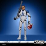 AHSOKA'S CLONE TROOPER VINTAGE COLLECTION STAR WARS THE CLONE WARS. Los soldados clon de la República representaban la nueva forma de hacer la guerra en la galaxia y eran el grueso de las nuevas fuerzas militares de la República. El conflicto galáctico que los vio aparecer por primera tomó el nombre de sus filas. Con su diseño y detalles premium y múltiples puntos de articulación, esta figura a escala de 9,5 cm de la colección Vintage de Star Wars es un regalo perfecto para los fans y coleccionistas de Star Wars.
