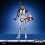 AHSOKA'S CLONE TROOPER VINTAGE COLLECTION STAR WARS THE CLONE WARS. Los soldados clon de la República representaban la nueva forma de hacer la guerra en la galaxia y eran el grueso de las nuevas fuerzas militares de la República. El conflicto galáctico que los vio aparecer por primera tomó el nombre de sus filas. Con su diseño y detalles premium y múltiples puntos de articulación, esta figura a escala de 9,5 cm de la colección Vintage de Star Wars es un regalo perfecto para los fans y coleccionistas de Star Wars.
