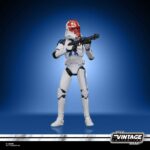 AHSOKA'S CLONE TROOPER VINTAGE COLLECTION STAR WARS THE CLONE WARS. Los soldados clon de la República representaban la nueva forma de hacer la guerra en la galaxia y eran el grueso de las nuevas fuerzas militares de la República. El conflicto galáctico que los vio aparecer por primera tomó el nombre de sus filas. Con su diseño y detalles premium y múltiples puntos de articulación, esta figura a escala de 9,5 cm de la colección Vintage de Star Wars es un regalo perfecto para los fans y coleccionistas de Star Wars.
