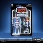 AHSOKA'S CLONE TROOPER VINTAGE COLLECTION STAR WARS THE CLONE WARS. Los soldados clon de la República representaban la nueva forma de hacer la guerra en la galaxia y eran el grueso de las nuevas fuerzas militares de la República. El conflicto galáctico que los vio aparecer por primera tomó el nombre de sus filas. Con su diseño y detalles premium y múltiples puntos de articulación, esta figura a escala de 9,5 cm de la colección Vintage de Star Wars es un regalo perfecto para los fans y coleccionistas de Star Wars.